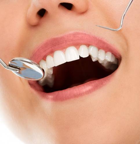 dentist-with-smile_144627-886